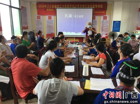 柳職院扎染技藝培訓(xùn)與軟件開發(fā)攜手走進(jìn)侗寨